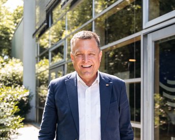 Prof. Dr. Thomas Bippes ist Professor für Kommunikation, Medien und Online Marketing an der SRH Fernhochschule.
