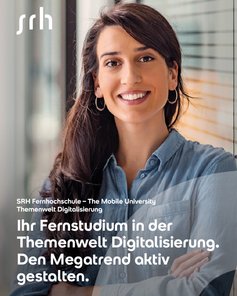 Eine lächelnde Frau mit langen, dunklen Haaren trägt ein blaues Hemd. Sie steht vor einer Glaswand und präsentiert Informationen über ein Fernstudium in der Themenwelt Digitalisierung.