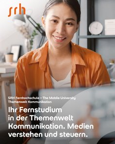 Eine lächelnde Frau mit dunklen Haaren sitzt an einem Tisch, umgeben von Büromaterialien. Text beschreibt ein Fernstudium in Kommunikationswissenschaften an der SRH Fernhochschule.