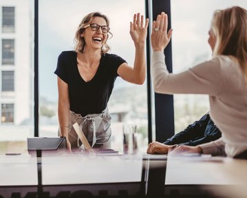 Transformationale Führungskräfte führen durch Vision und Inspiration.