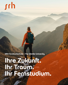 Ein Wanderer steht auf einem Felsen mit Blick auf eine bergige Landschaft. Er trägt einen Rucksack und ist in Outdoor-Bekleidung gekleidet. Text im Vordergrund betont die Themen Zukunft und Fernstudium.