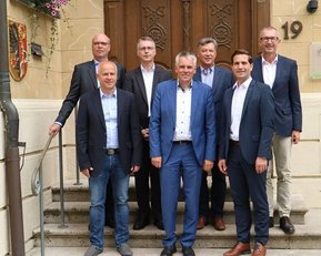 Hubert Deutsch übernimmt Vorsitz des Hochschulrats | Pressemitteilung SRH Fernhochschule Grupper älterer Männer vor einer Treppe stehend