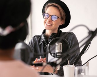 Storytelling in der Unternehmenskommunikation mittels Corporate Podcast Geschichten werden in verschiedenen Bereichen der Unternehmenskommunikation eingesetzt werden.