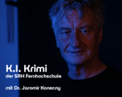Dr. Jaromir Konecny steht im Halbdunkel und präsentiert "K.I. Krimi" der SRH Fernhochschule.
