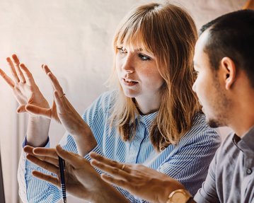 Maßnahmen zur Mitarbeiterbindung Transparente interne Kommunikation ist ein wichtiger Faktor für die Mitarbeiterbindung.