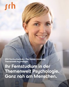 Eine lächelnde Frau mit kurzer blonder Frisur sitzt in einem hellen Raum. Text im Vordergrund beschreibt ein Fernstudium in Psychologie an der SRH Fernhochschule.