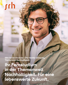 Ein lächelnder Mann mit lockigem Haar und Brille trägt eine beige Jacke. Im Hintergrund sind unscharfe architektonische Elemente zu sehen. Text informiert über ein Fernstudium im Bereich Nachhaltigkeit.